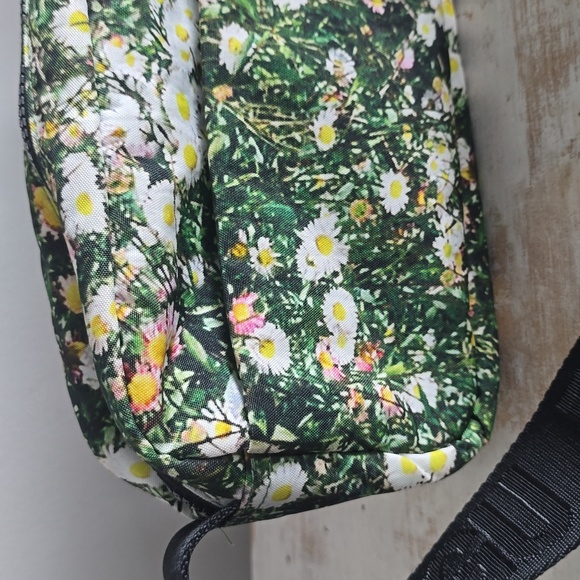 BAGGU Camera Crossbody In Daisy Print - Picture 7 of 15